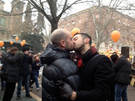 bacio-collettivo-contro-omofobia-1-2